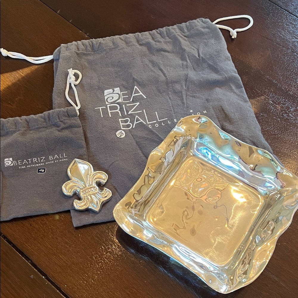 Beatriz Ball Silver napkin holder and weight Set